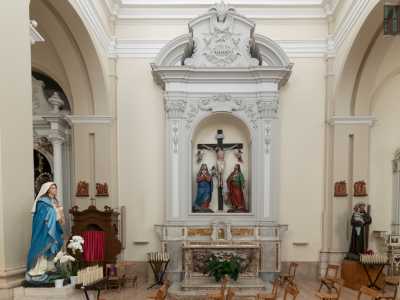 Le laterali invece, divise da arcate, raccolgono altari del 700 di scuola napoletana in marmo policromo con decori e fregi impreziositi da dipinti e statue
